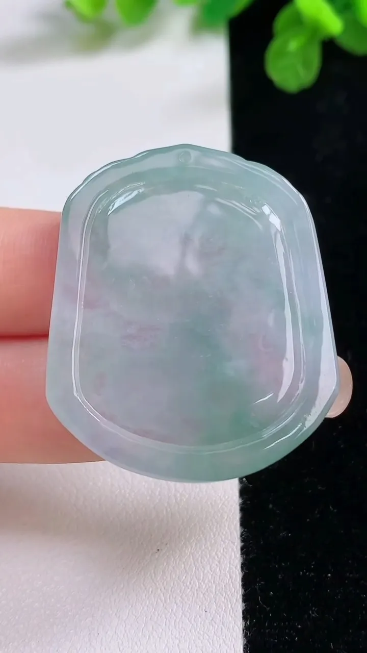 天然A货翡翠生肖鼠吊坠，尺寸39-33.3-4.8，重量:11.07g
8月26日