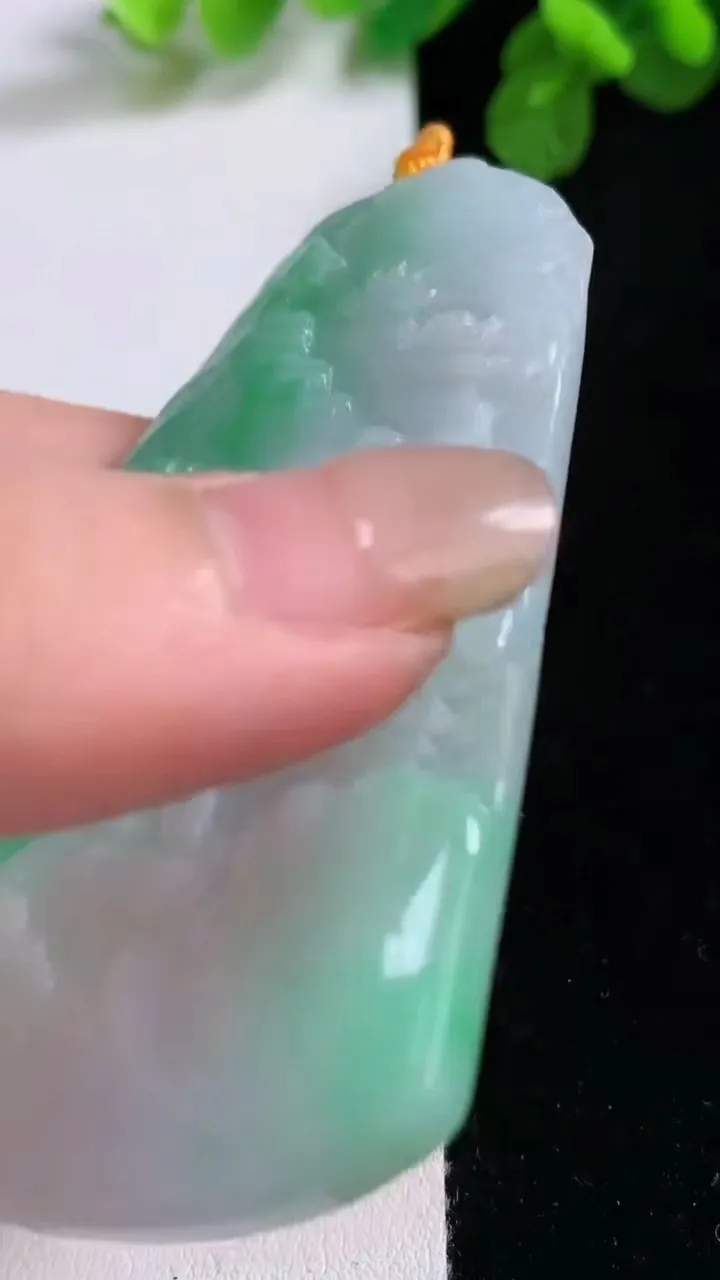 天然A货翡翠山水牌吊坠，尺寸72.3-42.6-6，重量:39.31g
8月26日