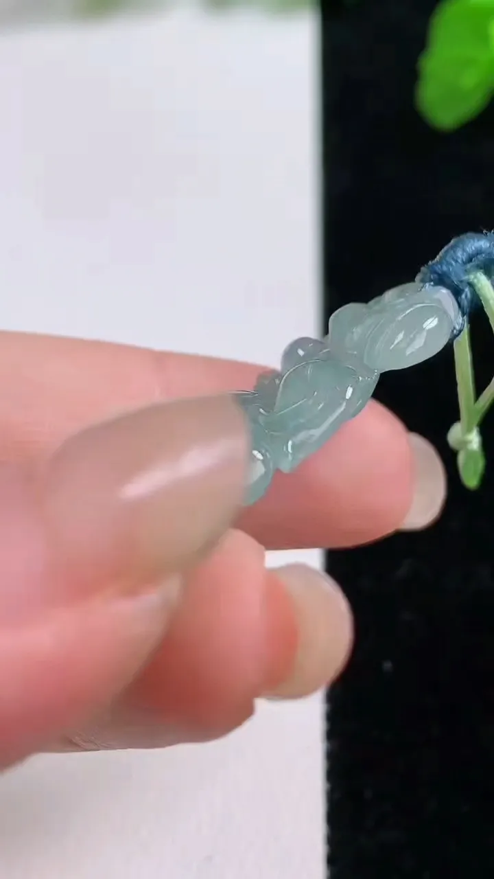 天然A货翡翠如意吊坠，尺寸44.4-20.5-5.2，重量:7.85g
8月26日