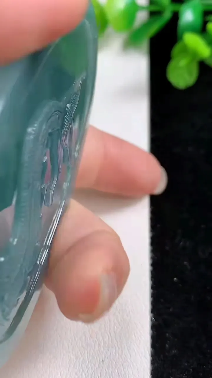 天然A货翡翠蓝水双彩龙牌吊坠，尺寸78-46-12，重:69.63g
8月26日