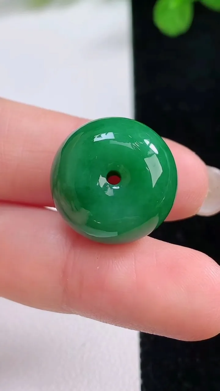 天然A货翡翠路路通吊坠，尺寸18.5-11.5，重量:8.15g
8月26日