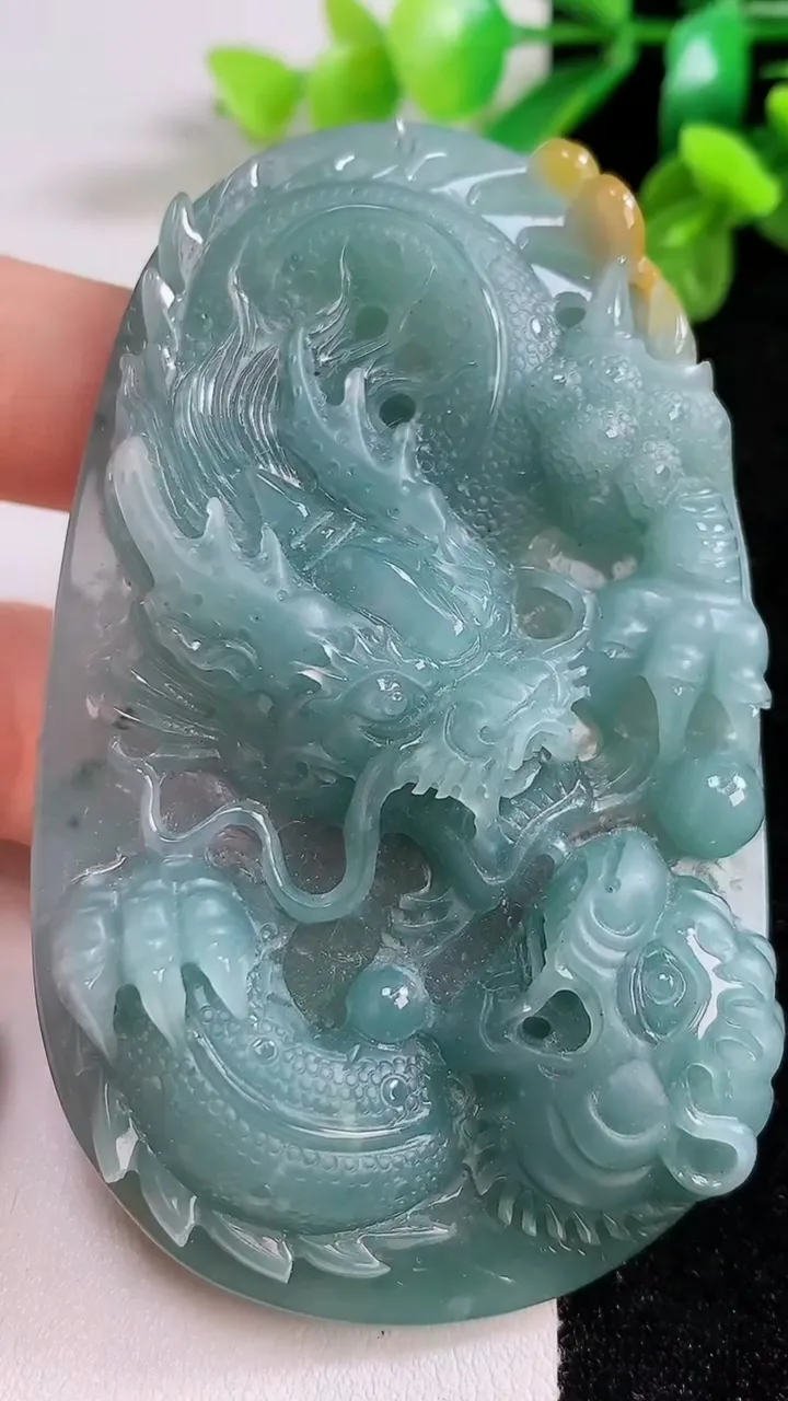 天然A货翡翠蓝水双彩龙牌吊坠，尺寸78-46-12，重:69.63g
8月26日