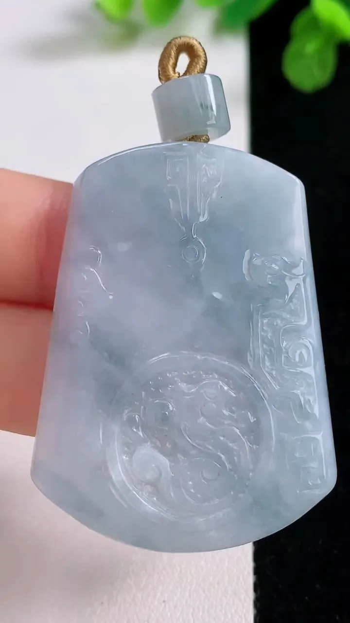 天然A货翡翠紫罗兰复古龙牌吊坠，尺寸45-33.5-5.3，重量:22.36g
8月26日