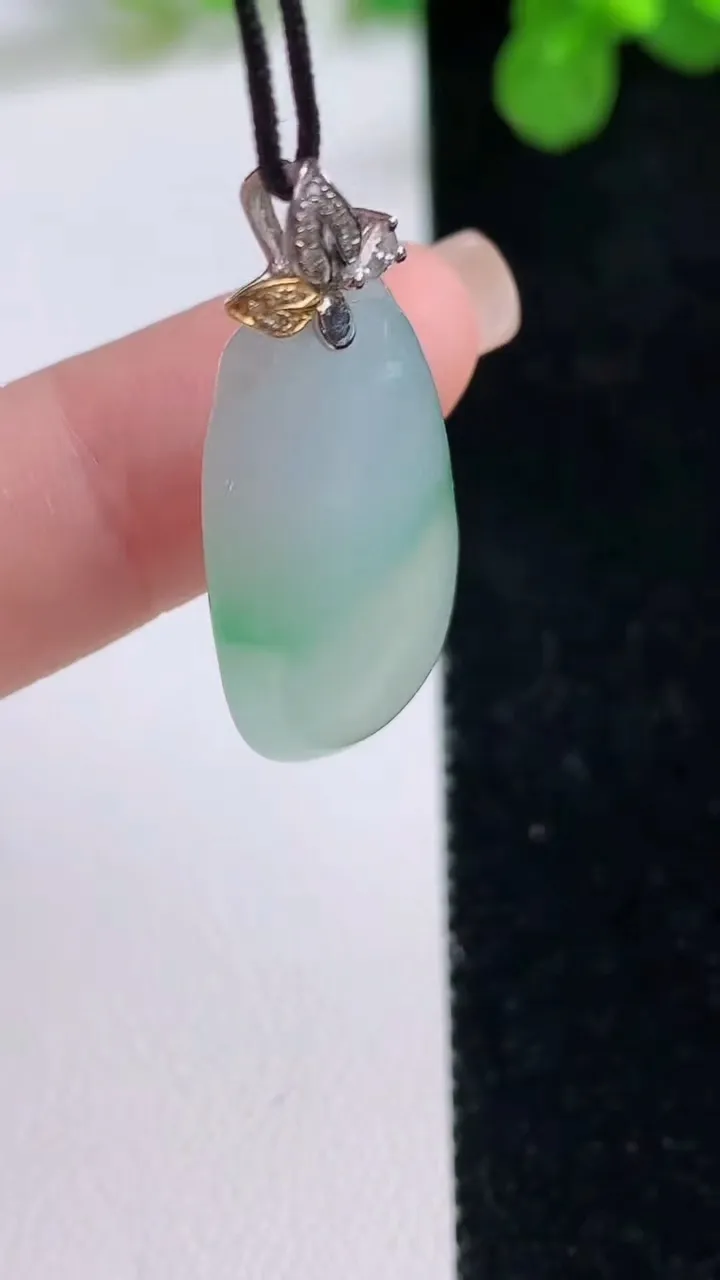 天然A货翡翠福瓜吊坠，尺寸26.6-16-7，重量:5.98g
8月26日