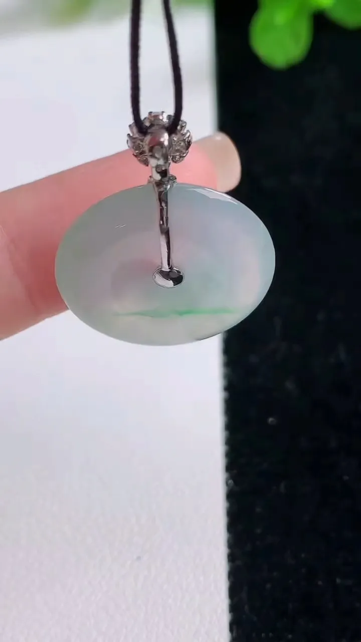 天然A货翡翠平安扣吊坠，尺寸20.6-3.4，重量:4.00g
8月26日