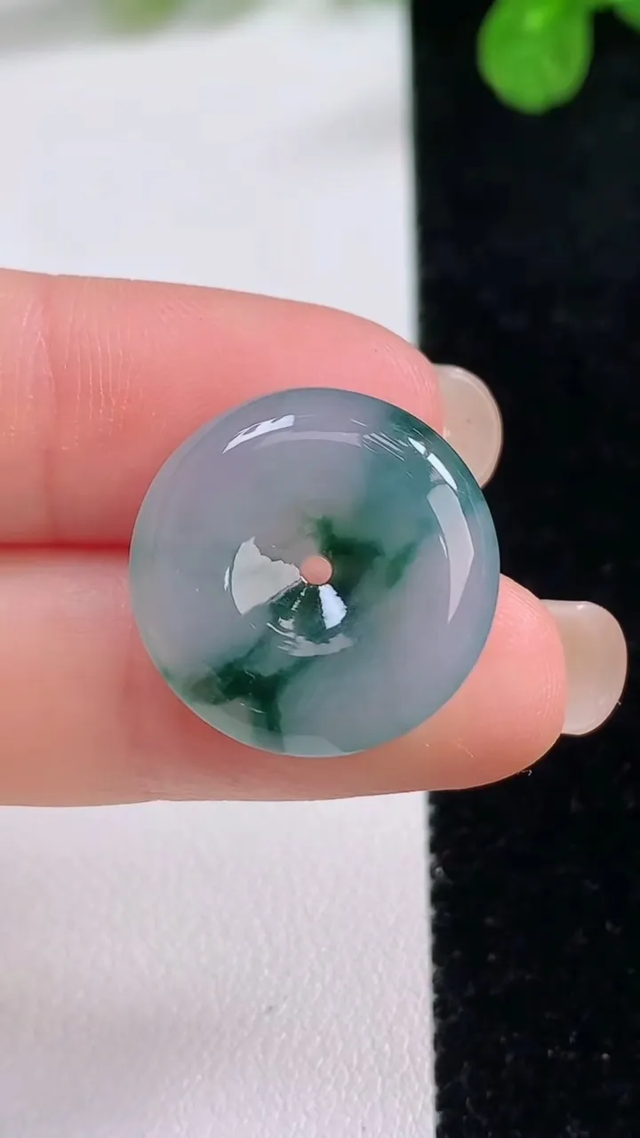 天然A货翡翠飘花平安扣吊坠，尺寸19.8-4.8，重量:4.08g
8月26日