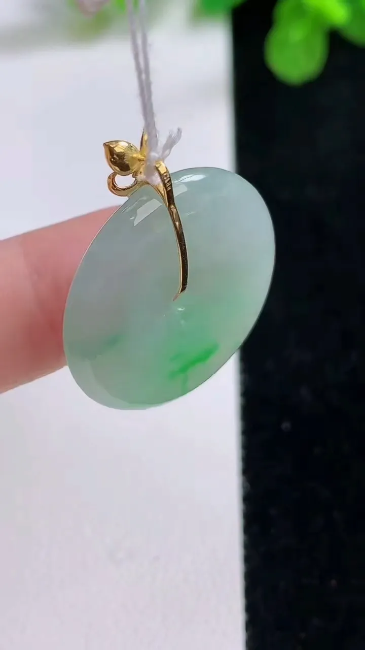 天然A货翡翠平安扣吊坠，尺寸24-3.6，重量:5.13g
8月26日