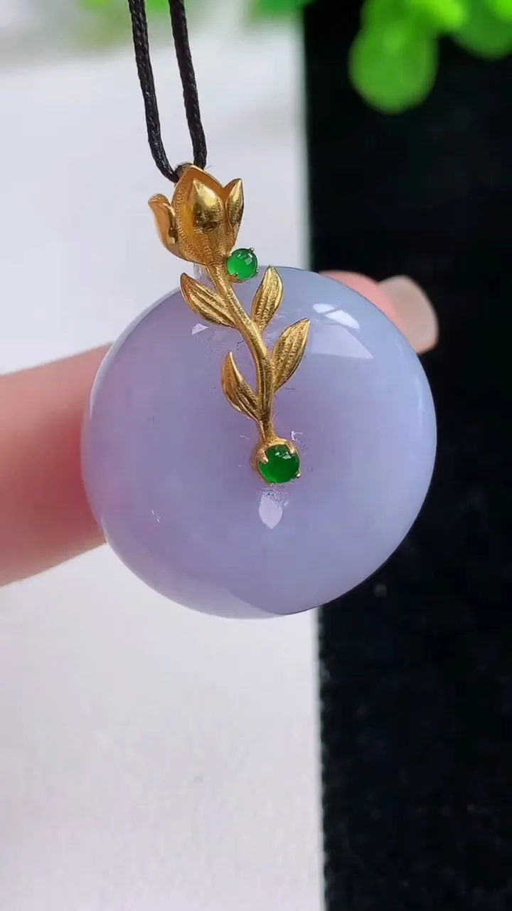 天然A货翡翠18k金紫罗兰平安扣吊坠，尺寸23.5-11.5，重量:14.56g
8月26日