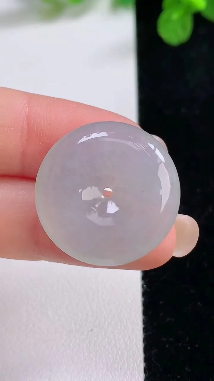 天然A货翡翠平安扣吊坠，尺寸24.2-5.2，重量:6.59g
8月26日