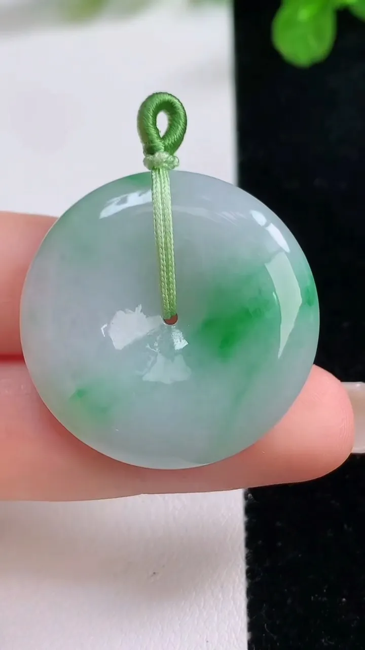 天然A货翡翠平安扣吊坠，尺寸30.6-5.8，重量:12.04g
8月26日