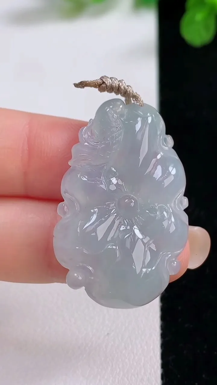 天然A货翡翠年年有余 荷叶鱼吊坠，尺寸35.2-23-4.7，重量:7.29g
8月26日