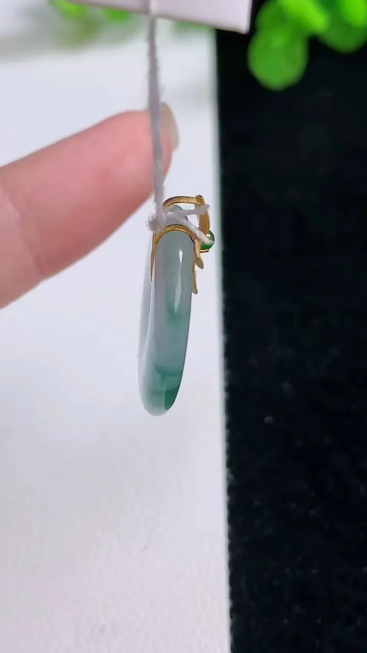 天然A货翡翠种飘花平安扣吊坠，尺寸20.5-3.3，重量:3.52g
8月26日