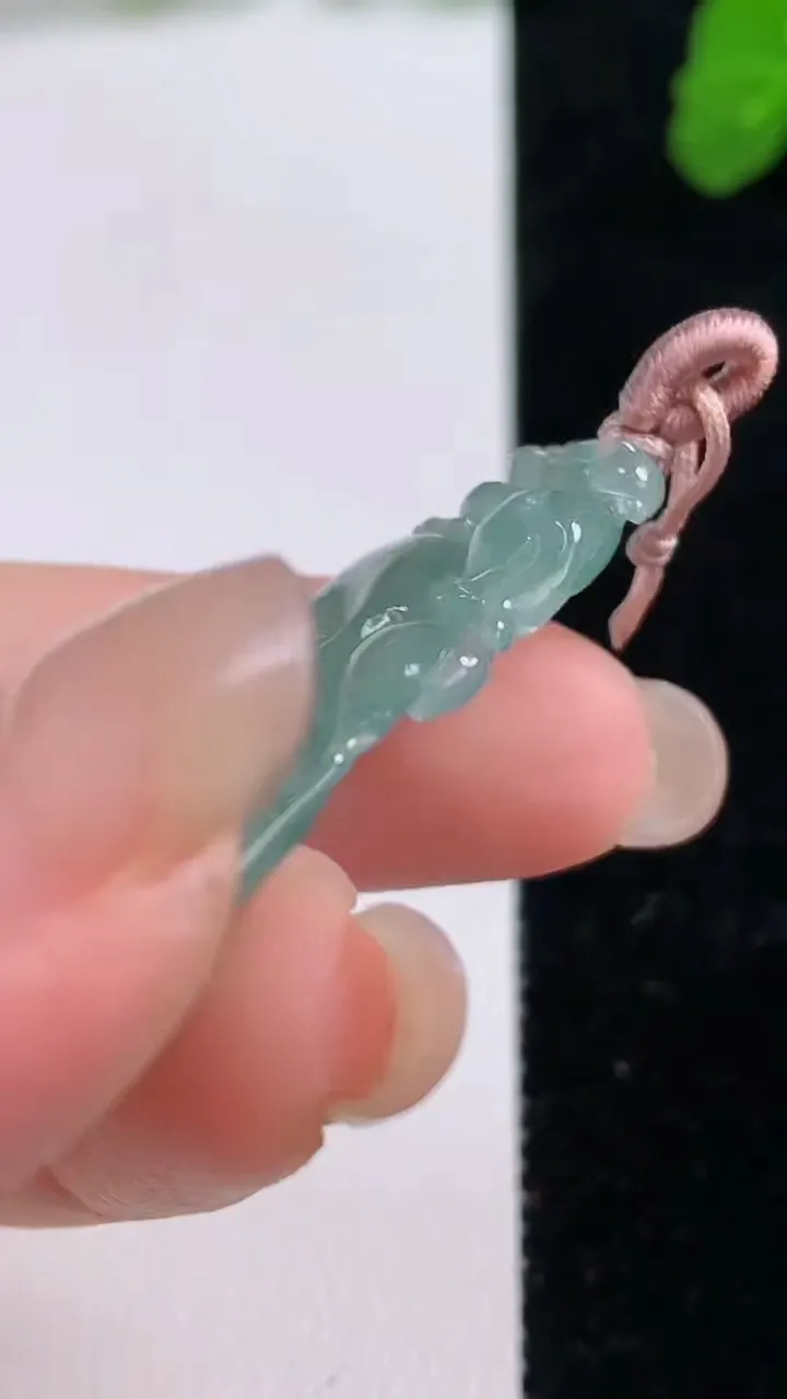 天然A货翡翠如意吊坠，尺寸41-21.2-5，重量:7.15g
8月26日