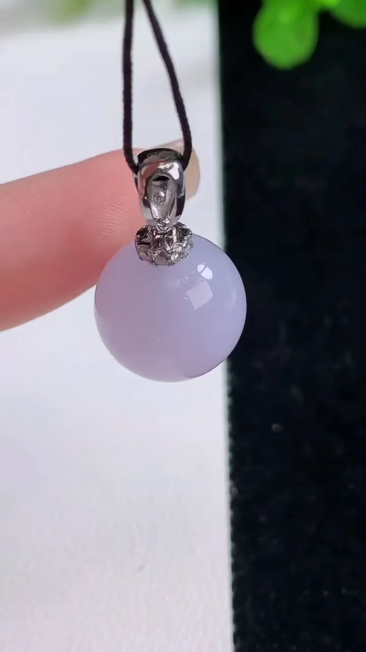 天然A货翡翠18k金紫罗兰圆珠吊坠，尺寸13.3，重量:5.89g8月26日
工厂直销收藏佳品,种好水足，色泽均匀，有种有色，上手高大气！