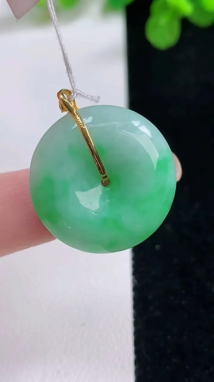 天然A货翡翠平安扣吊坠一对，尺寸24-6.2，重量:7.83g
8月26日