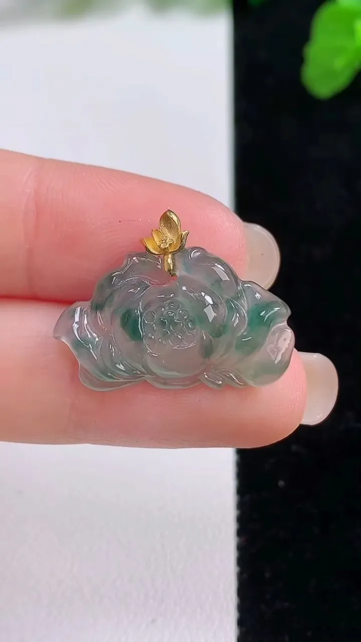 天然A货翡翠18k金飘花和和美美 荷花吊坠，尺寸15.4-24-3.4，重量:1.91g
8月26日