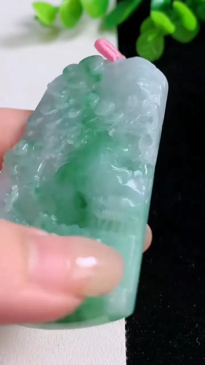 天然A货翡翠山水牌吊坠，尺寸67.3-45.2-6.2，重量:41.70g
8月26日
