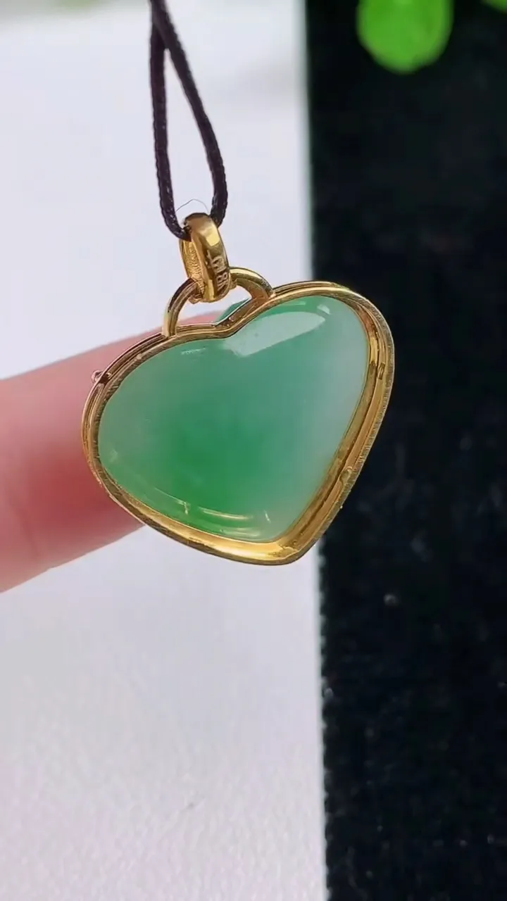 天然A货翡翠爱心吊坠，尺寸20-21-6，裸石16-19.3重量:3.56g
8月26日