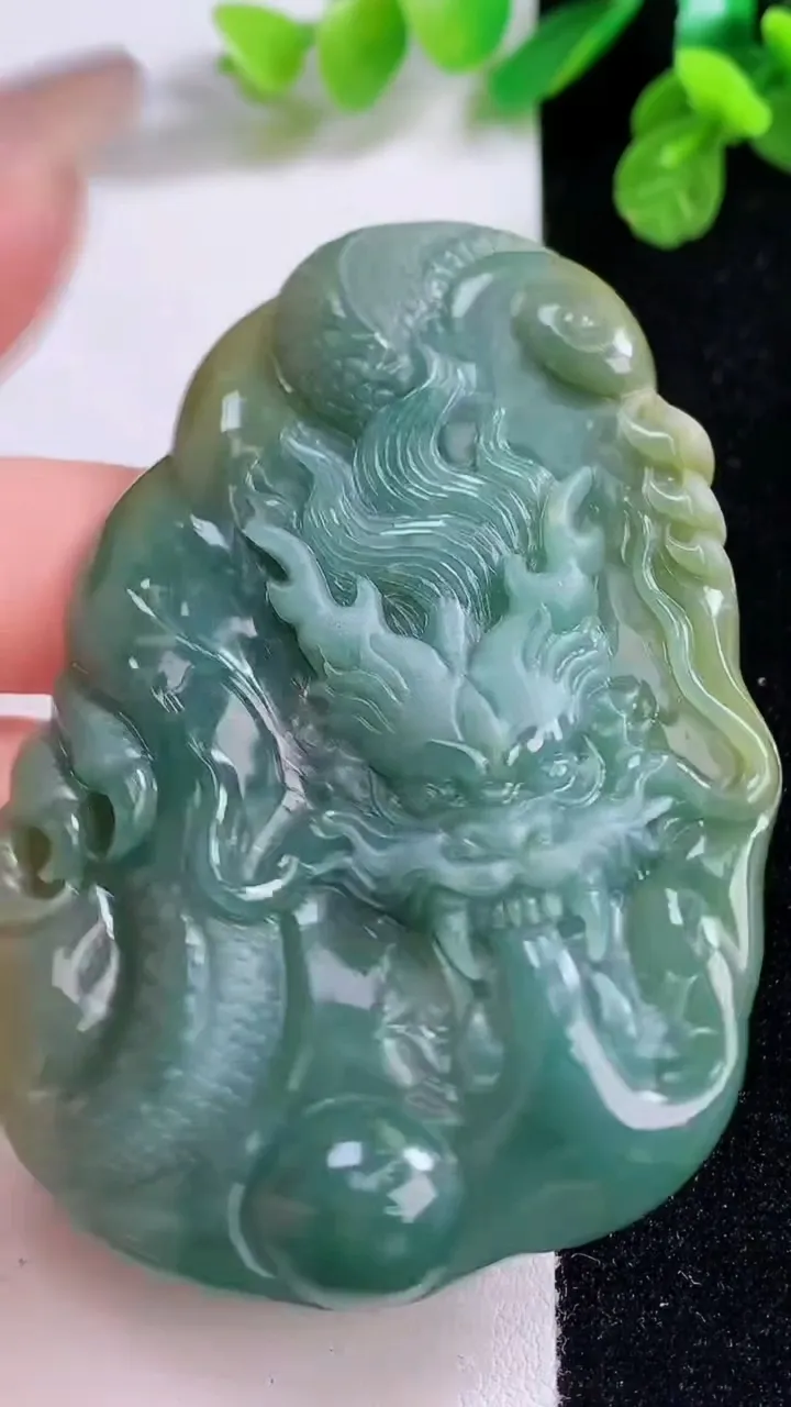 天然A货翡翠蓝水双彩龙牌吊坠，尺寸70.1-48-7.7，重:42.74g
8月26日