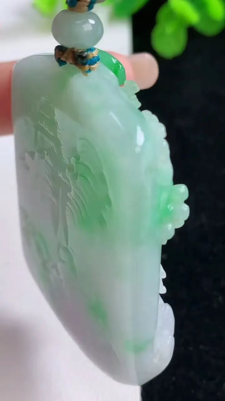 天然A货翡翠山水牌吊坠，尺寸56-39-10.7，重量:58.20g
8月26日
