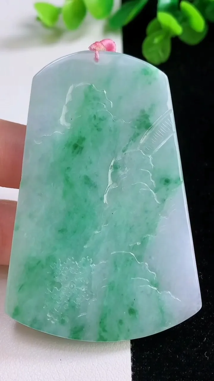 天然A货翡翠山水牌吊坠，尺寸67.3-45.2-6.2，重量:41.70g
8月26日