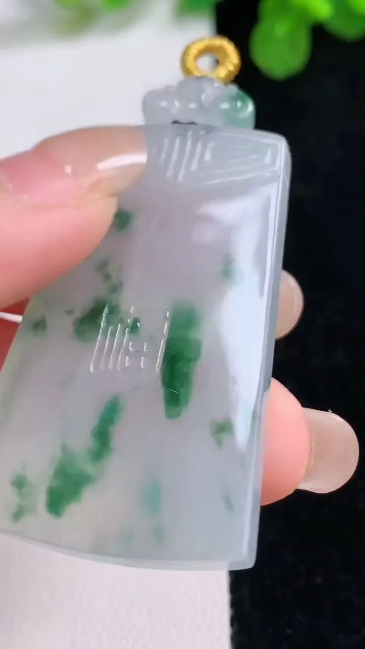 天然A货翡翠飘花仿古无事牌吊坠，尺寸45.8-28-4.6，重量:18.28g
8月26日
