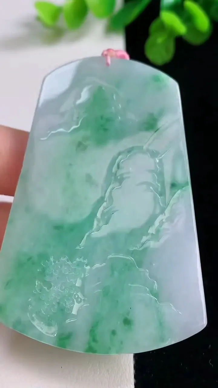 天然A货翡翠山水牌吊坠，尺寸67.3-45.2-6.2，重量:41.70g
8月26日