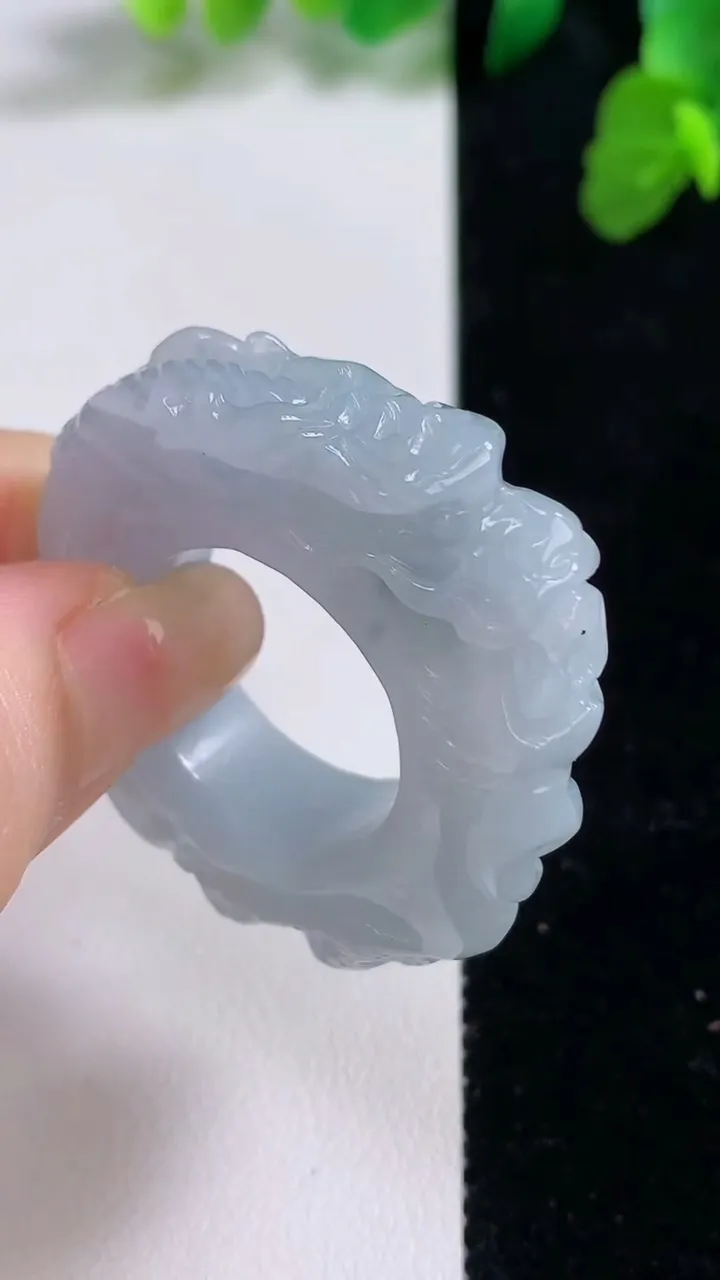 天然A货翡翠紫罗兰祥龙指环扳指，尺寸21.3-9-11.3，重量:28.30g2025年8月26日
工厂直销收藏佳品,种好水足，色泽均匀，有种有色，上手高大气！