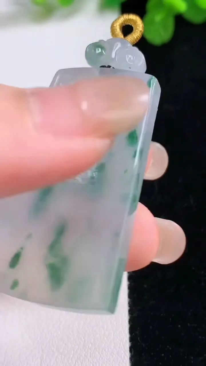 天然A货翡翠飘花仿古无事牌吊坠，尺寸45.8-28-4.6，重量:18.28g
8月26日