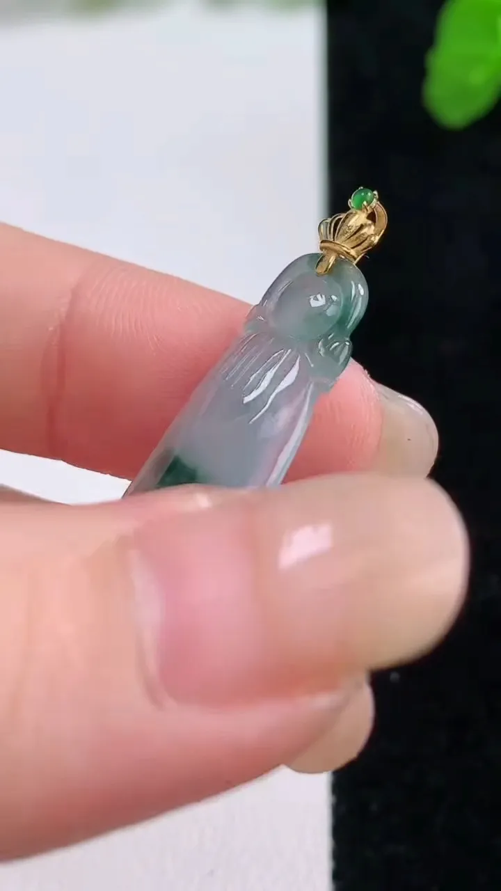 天然A货翡翠种飘花福瓜吊坠，尺寸38-11-3.6，重量:2.85g
8月26日