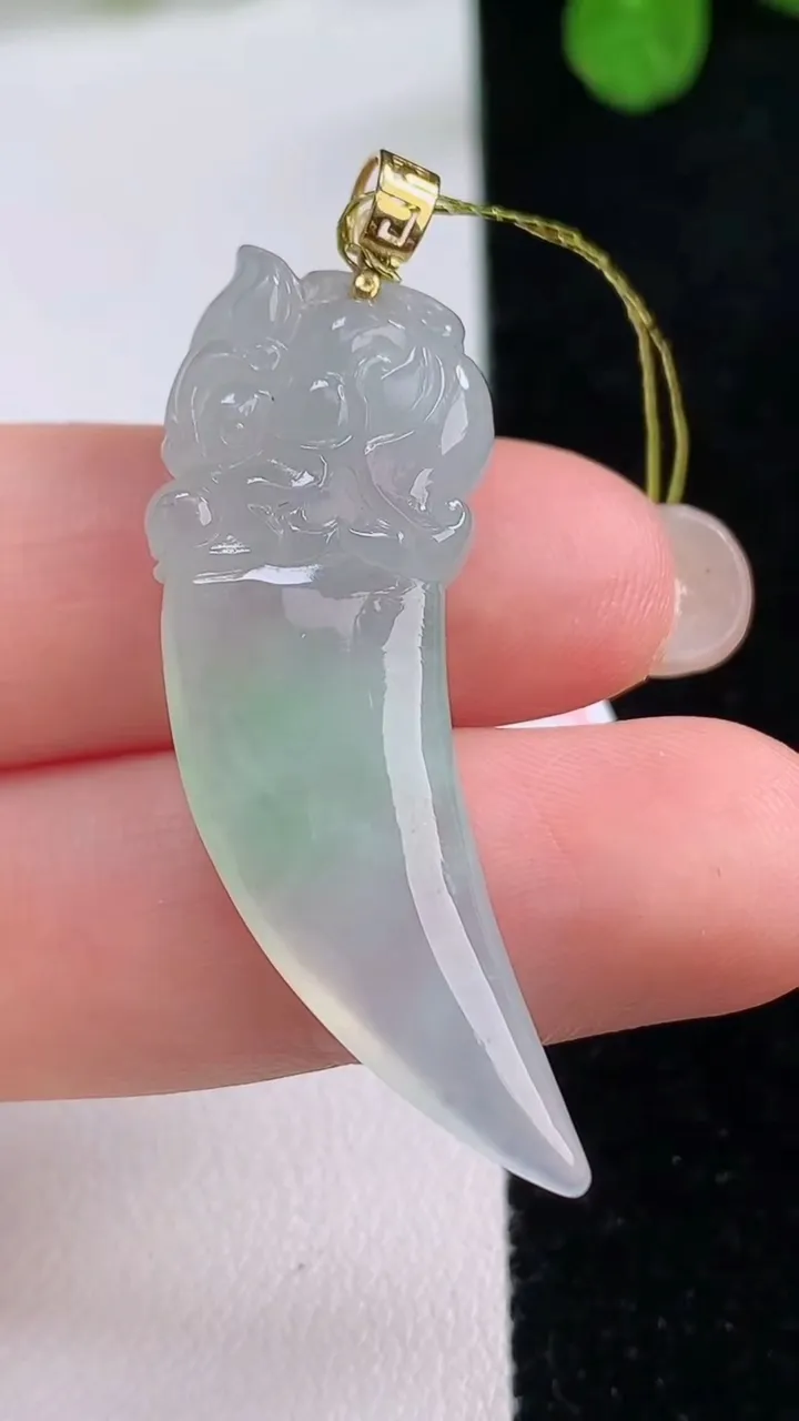 天然A货翡翠龙牙吊坠，尺寸41.7-12-5.2，重量:6.32g
8月26日