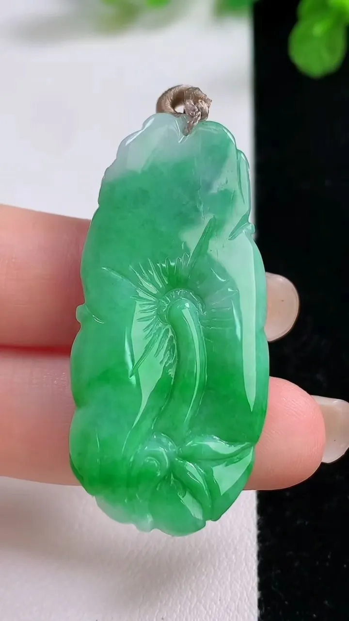 天然A货翡翠年年有余 荷叶鱼吊坠，尺寸45-21-6.8，重量:10.89g
8月26日