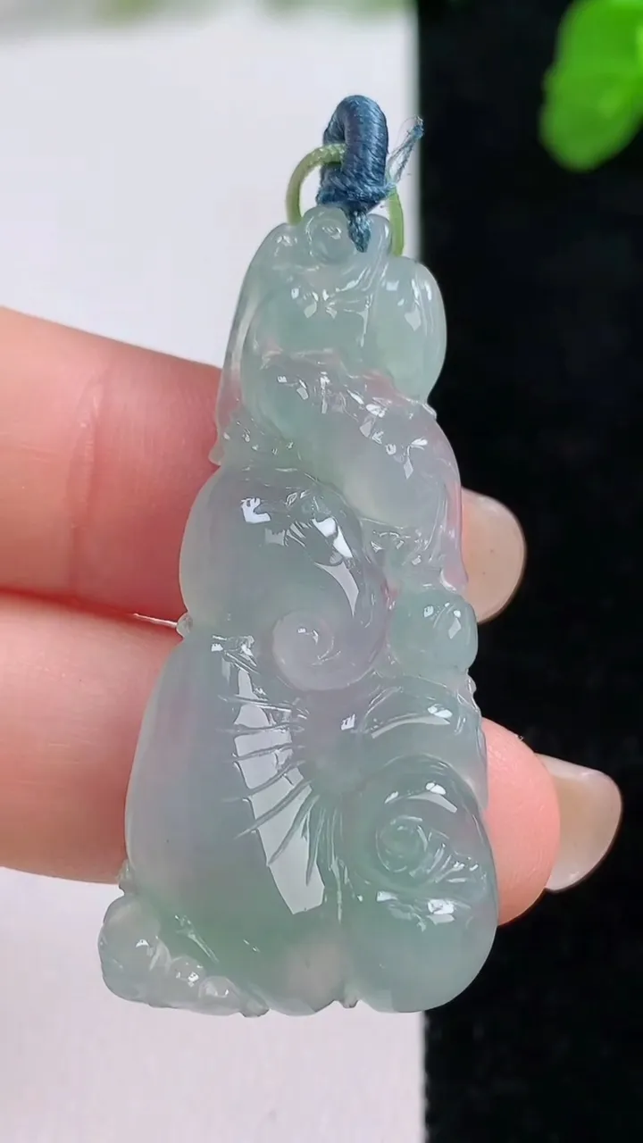 天然A货翡翠如意吊坠，尺寸44.4-20.5-5.2，重量:7.85g
8月26日