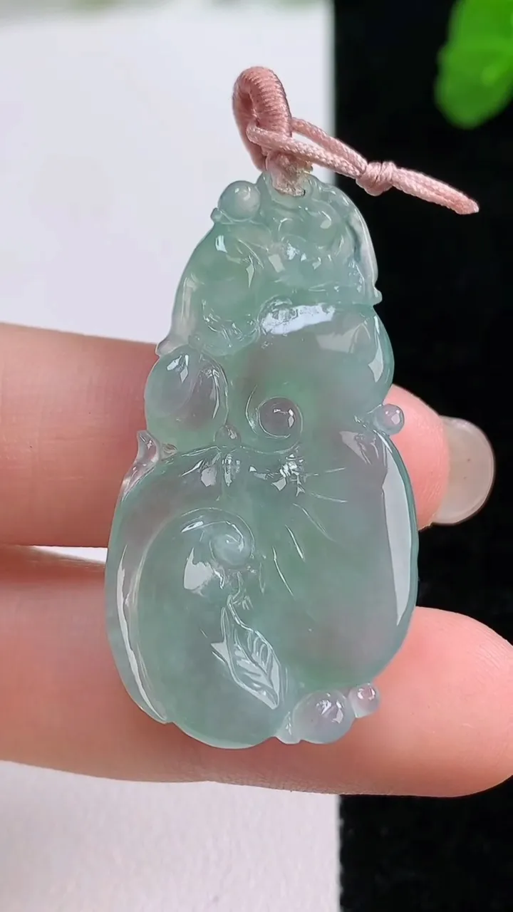 天然A货翡翠如意吊坠，尺寸41-21.2-5，重量:7.15g
8月26日