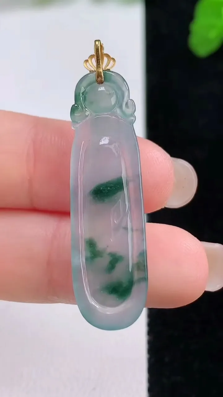 天然A货翡翠种飘花福瓜吊坠，尺寸38-11-3.6，重量:2.85g
8月26日