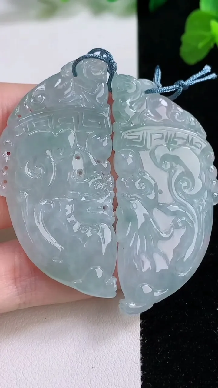 天然A货翡翠龙凤呈祥吊坠一对，尺寸54.3-24.5-5，重量:30.27g
8月26日