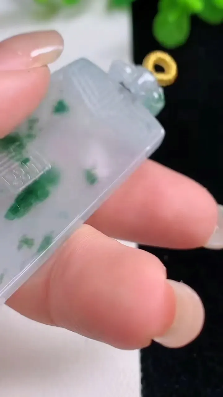 天然A货翡翠飘花仿古无事牌吊坠，尺寸45.8-28-4.6，重量:18.28g
8月26日