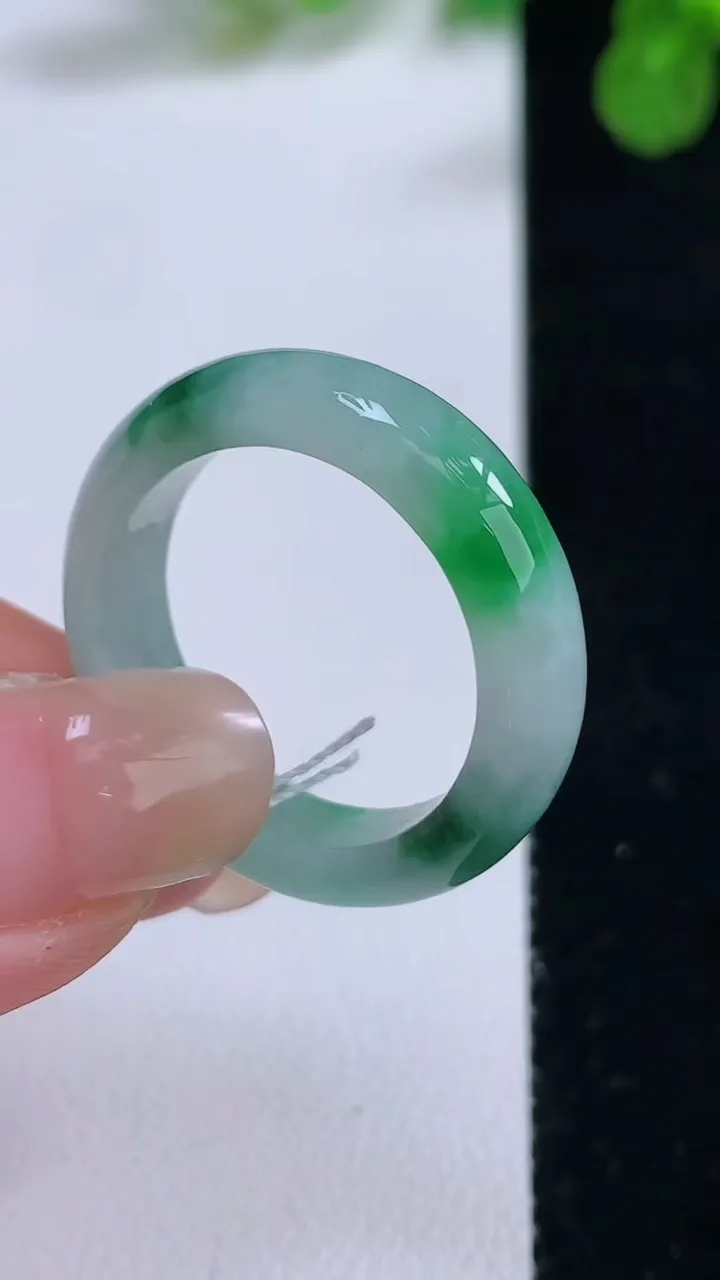天然A货翡翠戒指指环，尺寸20.4-6-3.8，重量:5.30g2025年8月26日
工厂直销收藏佳品,种好水足，色泽均匀，有种有色，上手高大气！