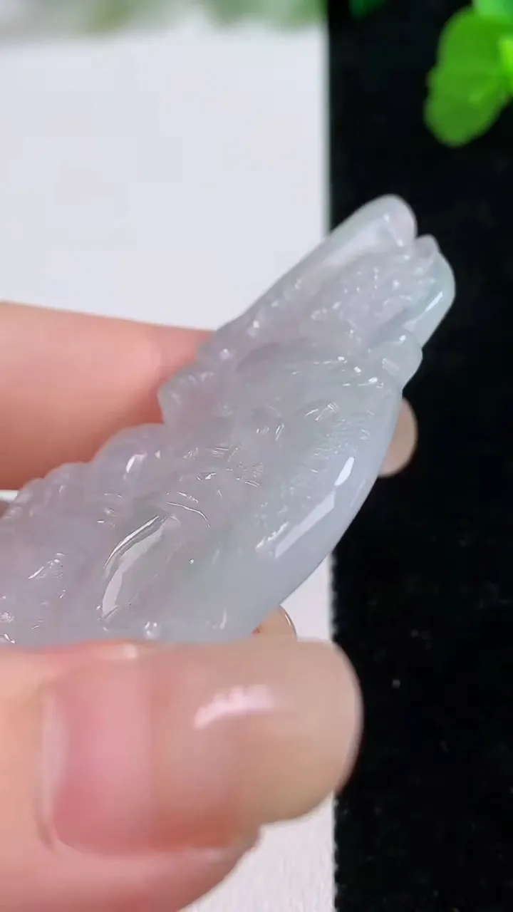 天然A货翡翠御龙不动明王吊坠，尺寸58.7-36.3-5.8，重量:20.32g
8月26日