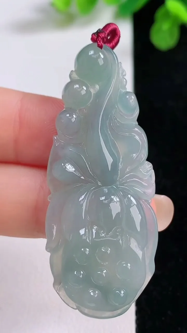 天然A货翡翠飘花莲蓬吊坠，尺寸53.7-21.6-6.3，重量:11.89g
8月26日