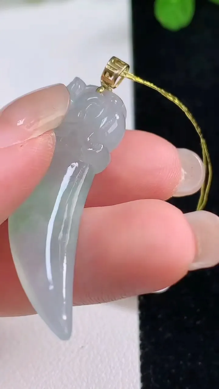 天然A货翡翠龙牙吊坠，尺寸41.7-12-5.2，重量:6.32g
8月26日