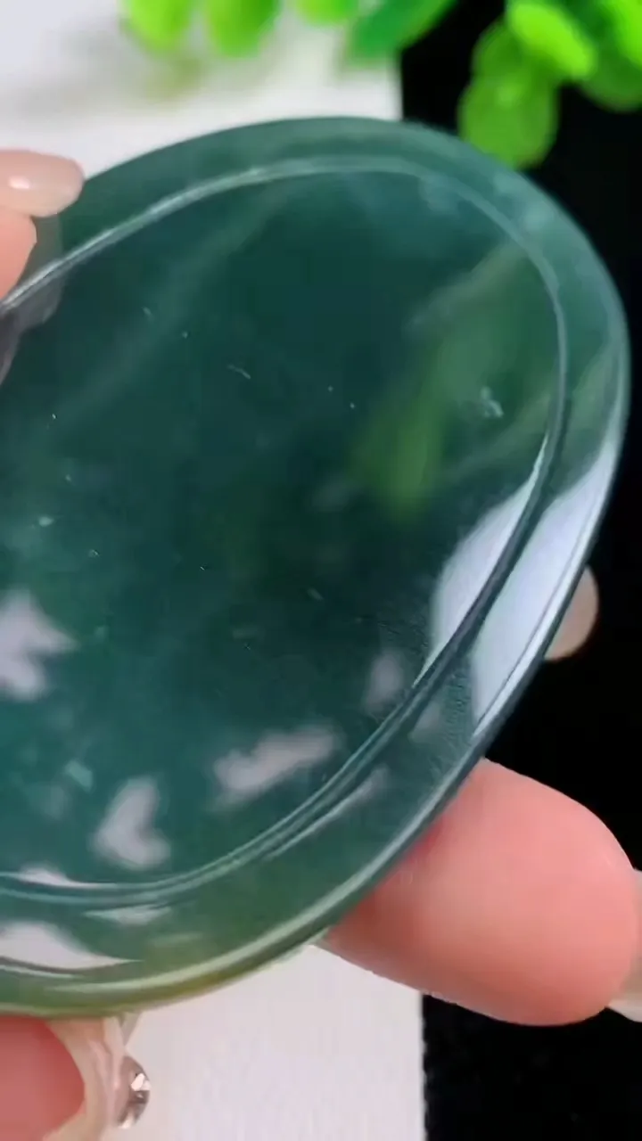 天然A货翡翠蓝水双彩普贤菩萨吊坠，尺寸73-45-11，重量:70.27g
8月26日