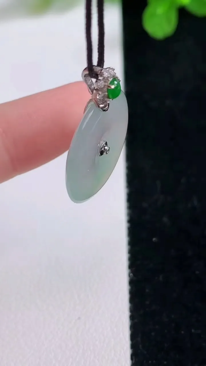 天然A货翡翠平安扣吊坠，尺寸20.6-3.4，重量:4.00g
8月26日