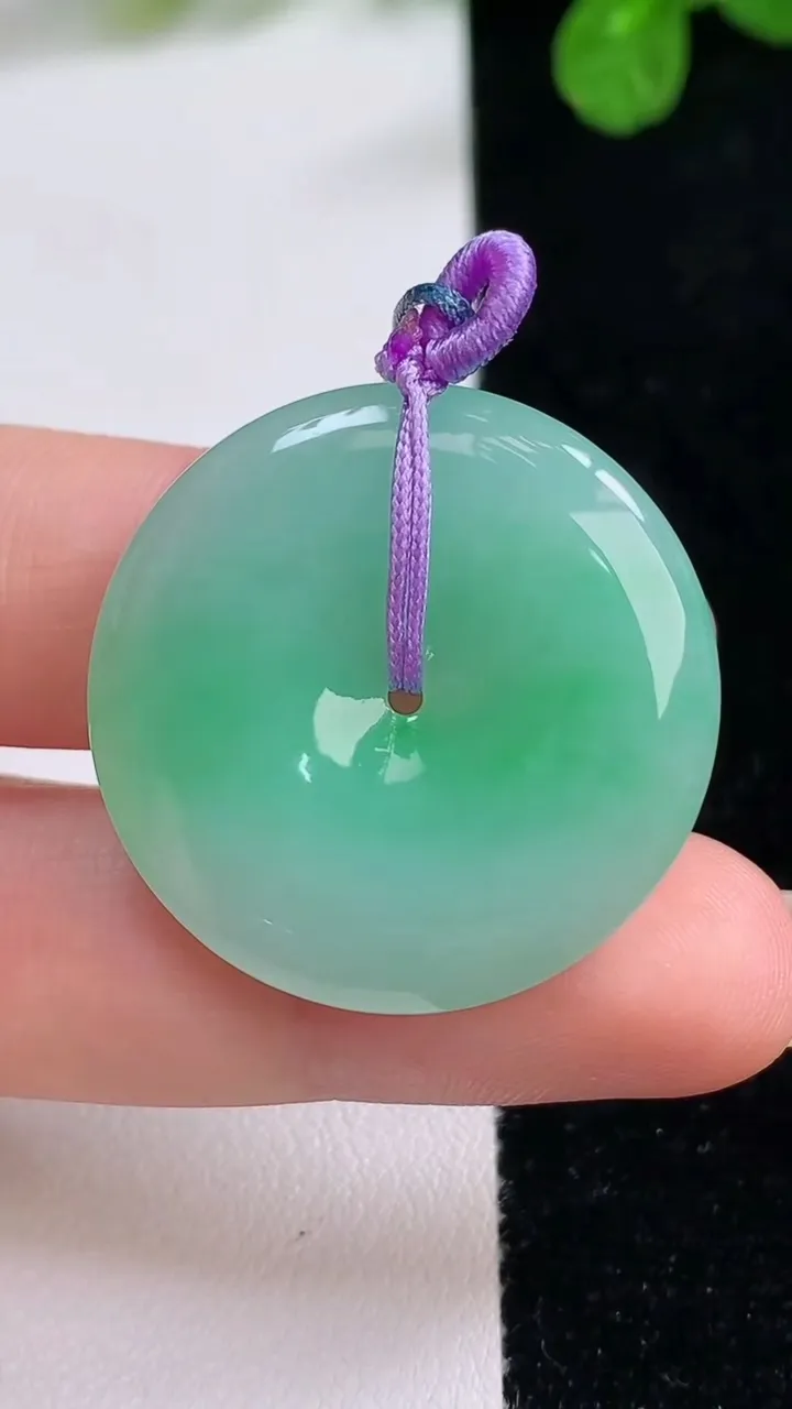 天然A货翡翠平安扣吊坠，尺寸28.8-5，重量:9.05g
8月26日