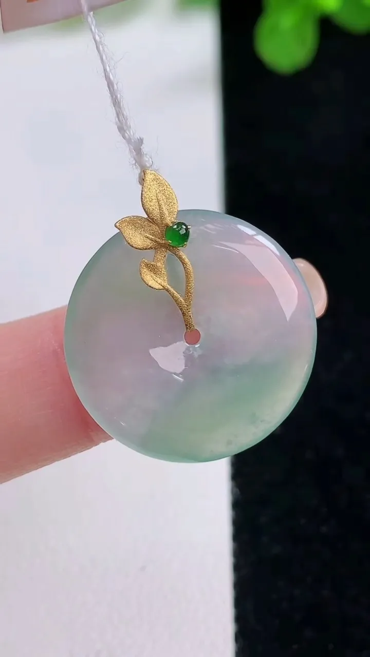 天然A货翡翠平安扣吊坠，尺寸22-3.2，重量:3.65g
8月26日
