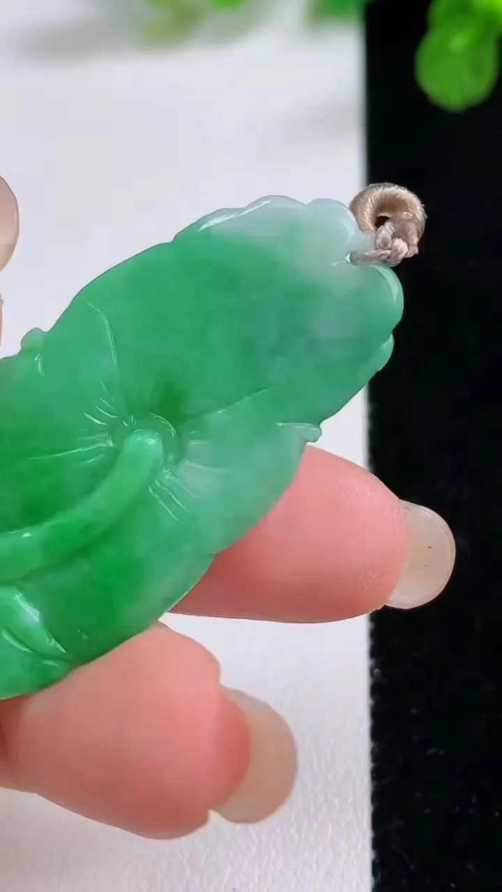 天然A货翡翠年年有余 荷叶鱼吊坠，尺寸45-21-6.8，重量:10.89g
8月26日
