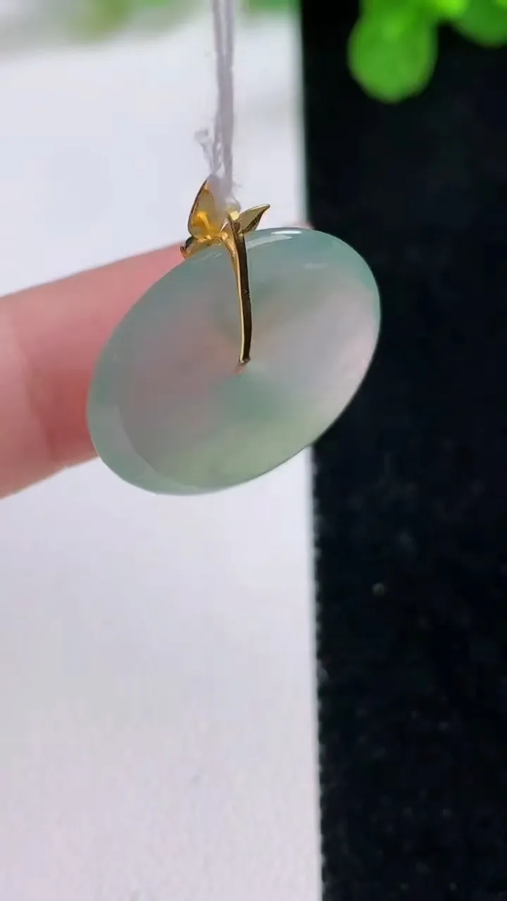 天然A货翡翠平安扣吊坠，尺寸22-3.2，重量:3.65g
8月26日