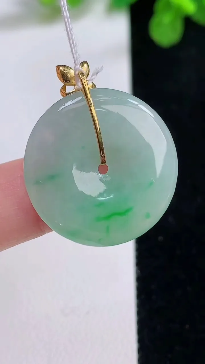天然A货翡翠平安扣吊坠，尺寸24-3.6，重量:5.13g
8月26日