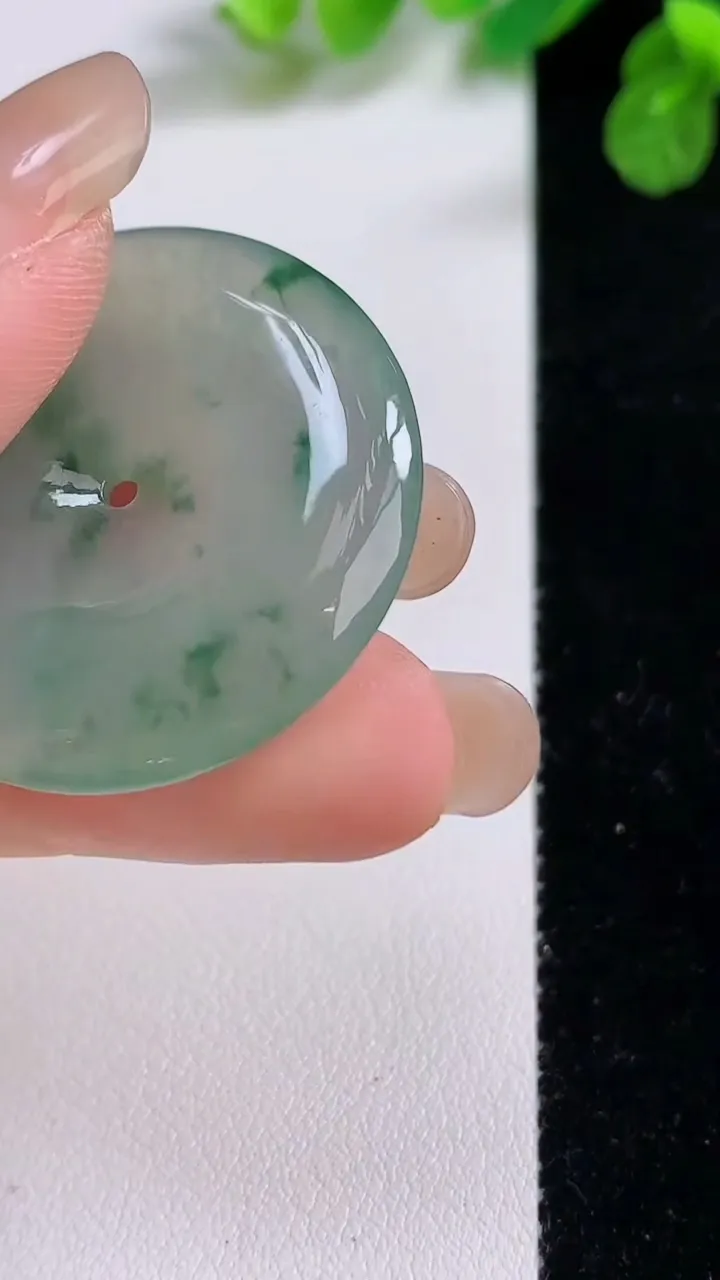 天然A货翡翠冰种飘花平安扣吊坠，尺寸33.9-5.8，重:13.19g
8月26日
