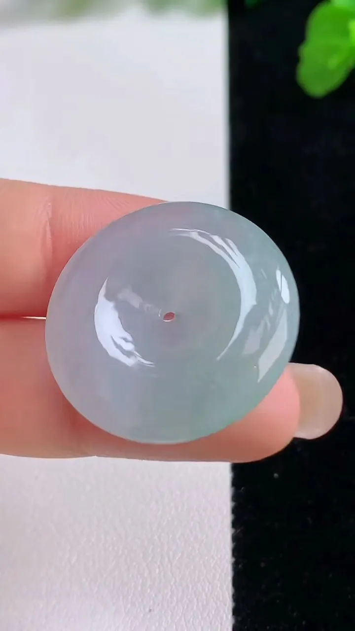 天然A货翡翠平安扣吊坠，尺寸26.6-5.2，重量:8.17g
8月26日